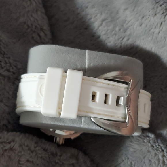 White TechnoMarine